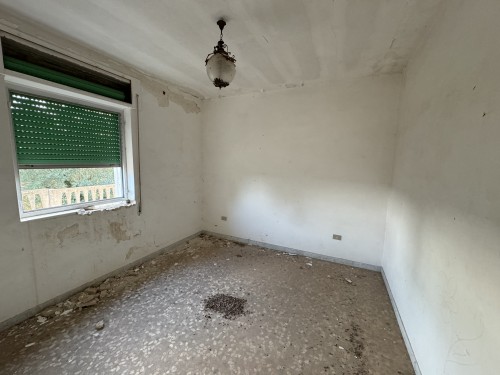 Villa Da Ristrutturare Con PdC Approvato Per Demolizione e Ricostruzione.